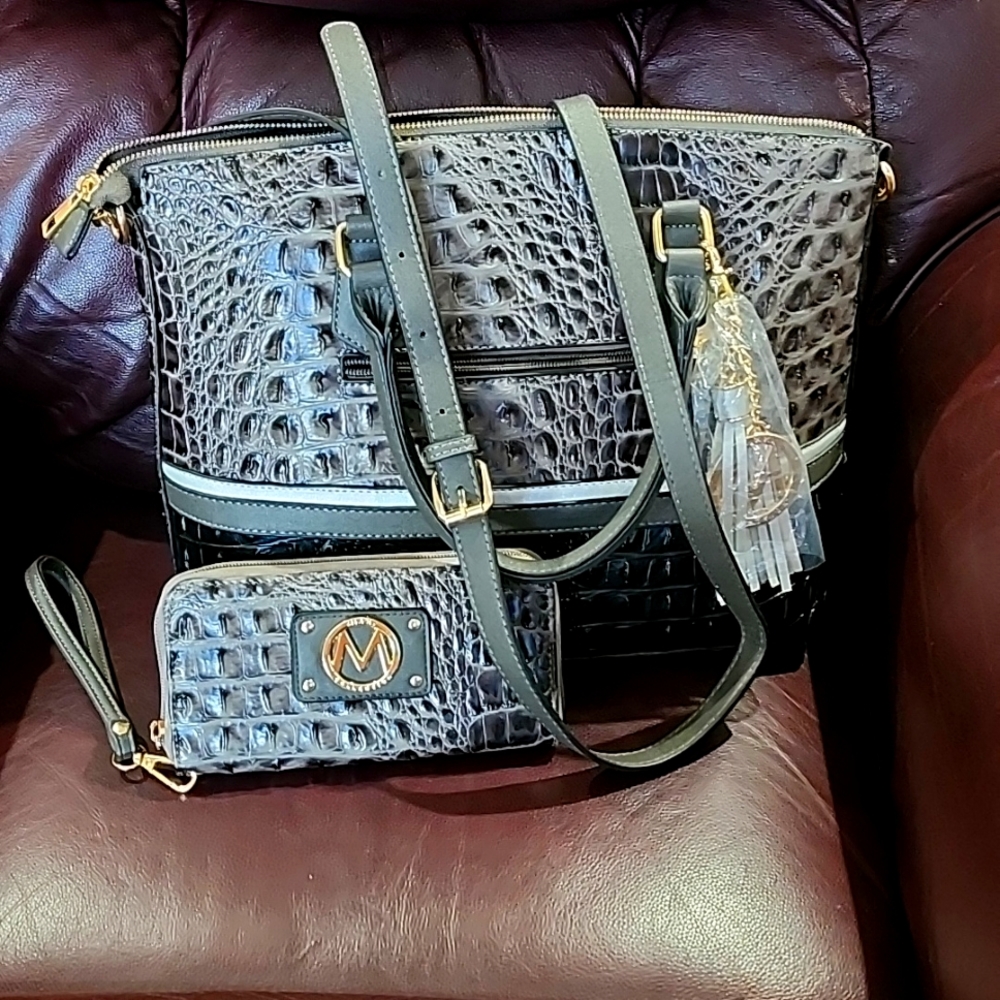 Mia K handbag  13.75 x 11 x 5 inches